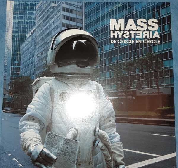 MASS HYSTERIA – MASS HYSTERIA – DE CERCLE EN CERCLE
